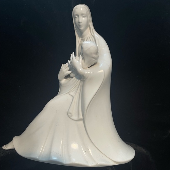 Beautiful Porcelain Seated Madonna with Baby Jesus. 9” high 8.5” at the widest - Picture 10 of 12